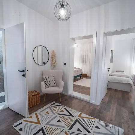 Apartment Ema's Oasis House, Your Perfect Getaway, Free Private Parking And Garden *