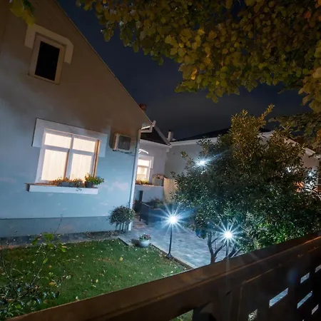 Apartment Ema's Oasis House, Your Perfect Getaway, Free Private Parking And Garden *
