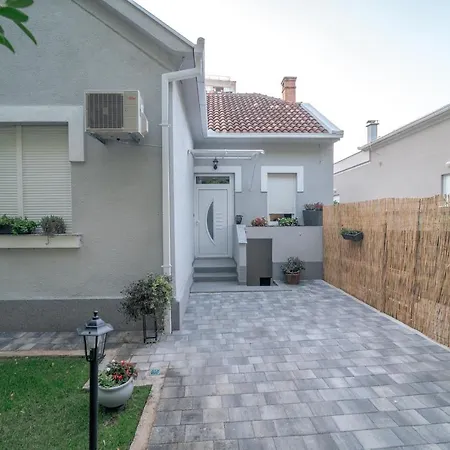 Ema's Oasis House, Your Perfect Getaway, Free Private Parking And Garden Apartment
