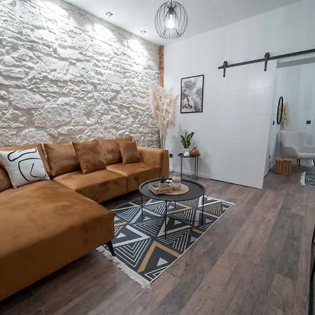 Apartment Ema's Oasis House, Your Perfect Getaway, Free Private Parking And Garden Mostar