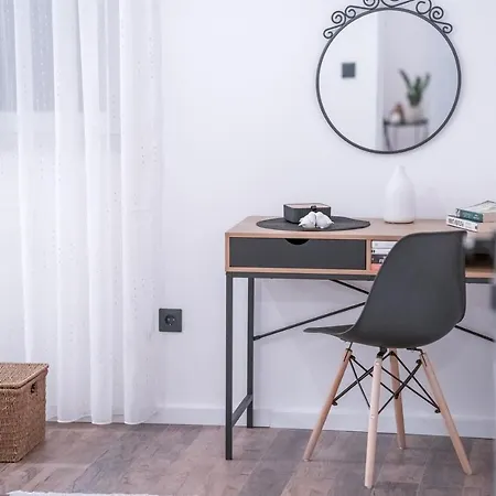 Ema's Oasis House, Your Perfect Getaway, Free Private Parking And Garden Apartment